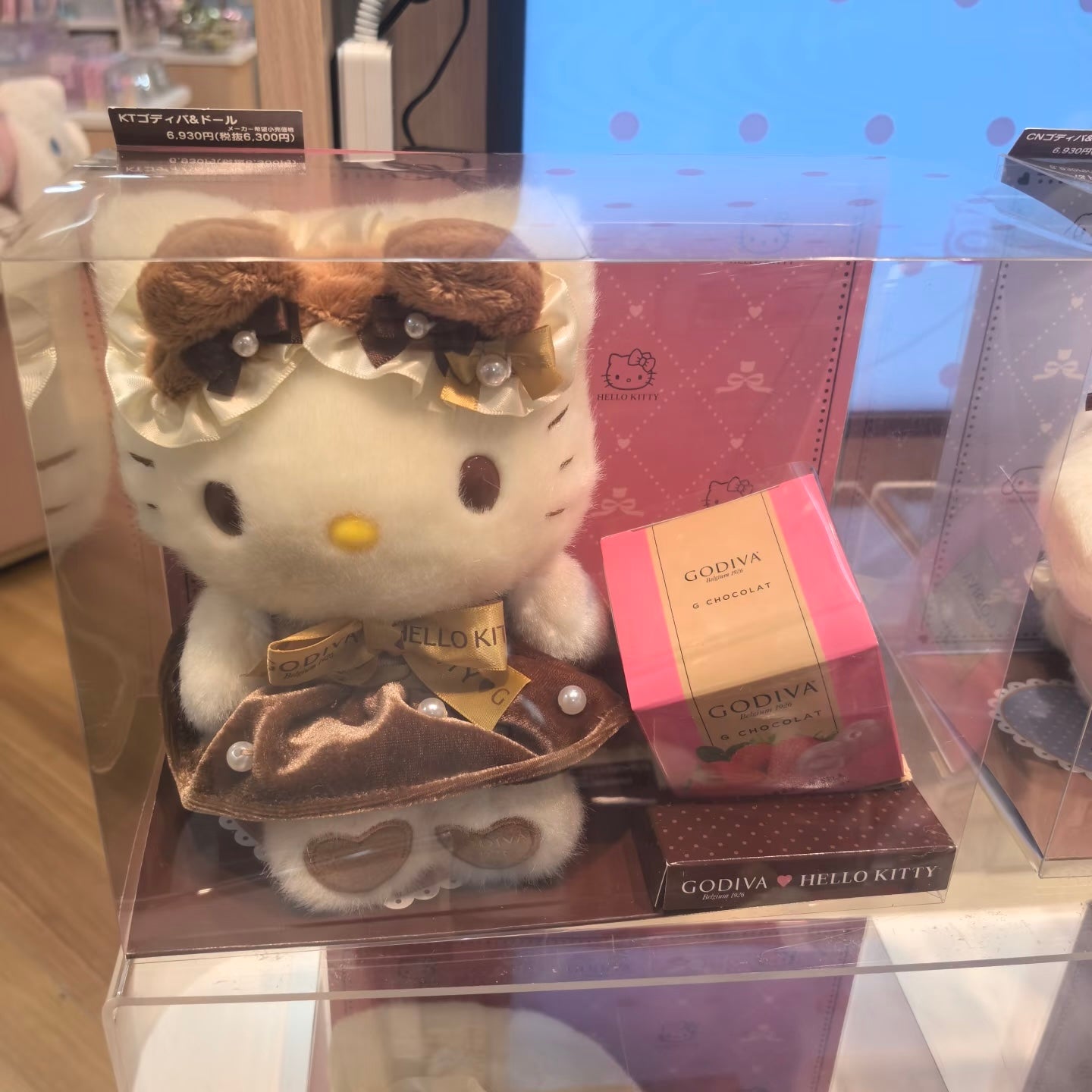Godiva x Sanrio | Hello Kitty Plush Keychain & Strawberry Chocolate
