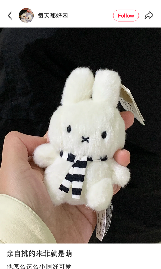 MIFFY | Winter Sitting Miffy with Scarf Keychain 10cm 100% recycled PET Filling