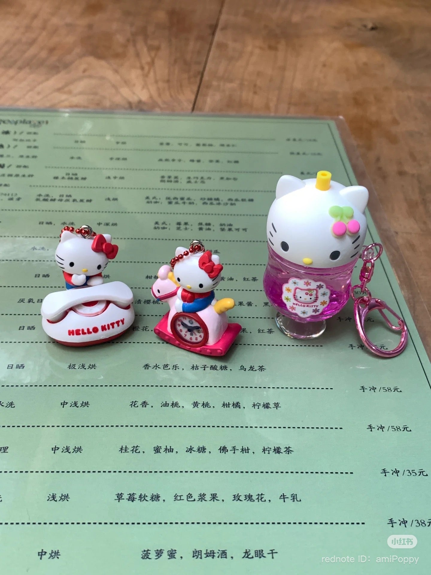 SANRIO | Hello Kitty 90s Colorful Soda Keychain H69xW40xD35mm (Kaohana - Pink)