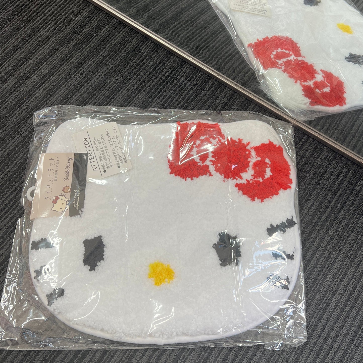 Sanrio | Hello Kitty D-Cut Carpet 34 X 36.5 1 Cm 日本三丽鸥 凯蒂猫 软毛地毯/地垫