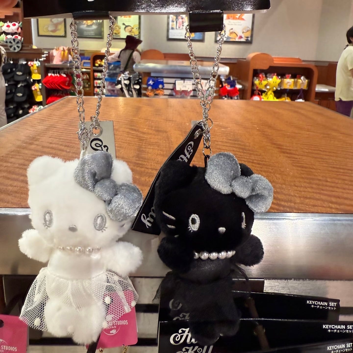 USJ x Hello Kitty | Mascot Holder Plush Keychain Bag Charm (White & Black)