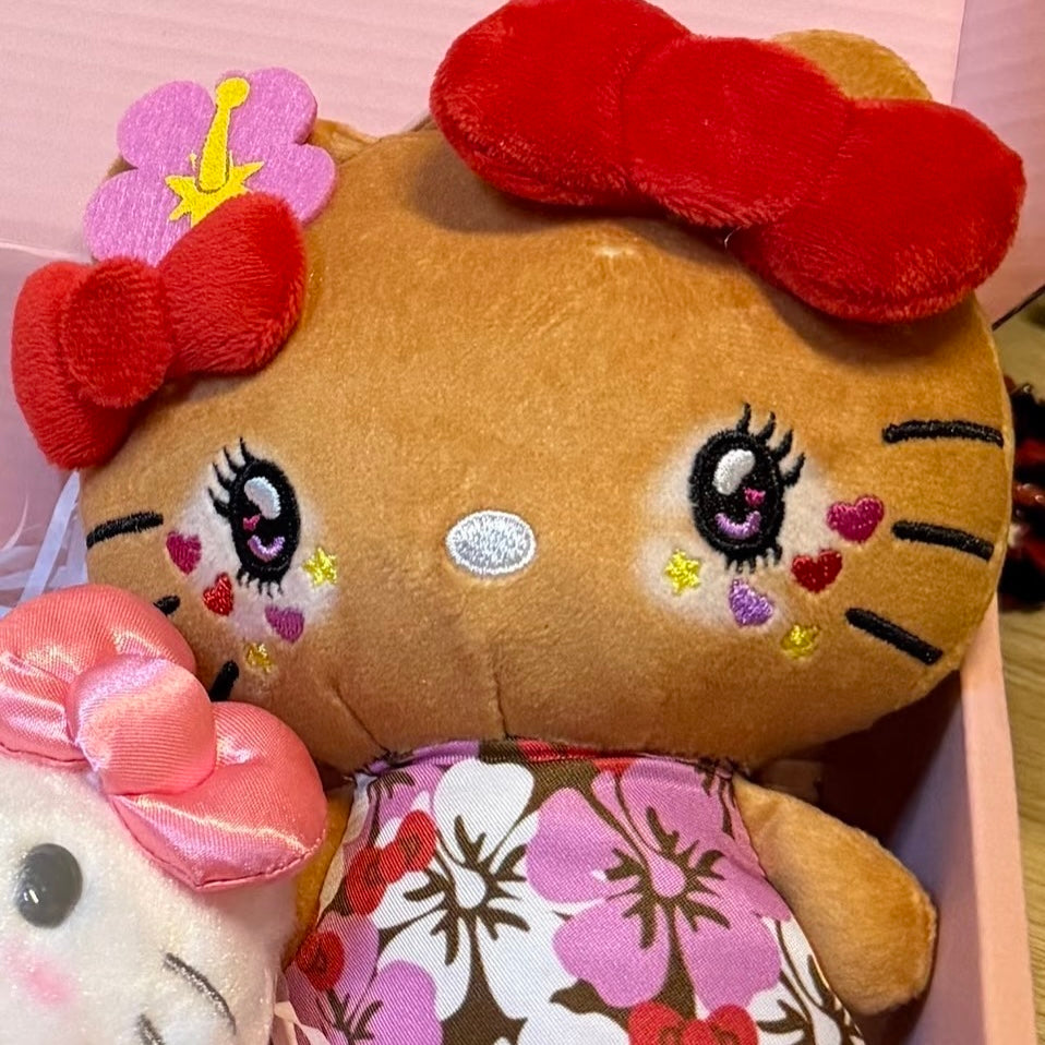 SANRIO | Hello Kitty Tanned Mini Plush Pouch with Carabiner 90×150mm (Retro Heisei Kogal Hibiscus)