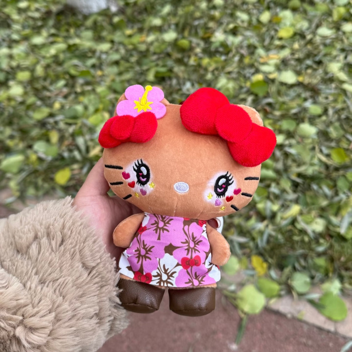 SANRIO | Hello Kitty Tanned Mini Plush Pouch with Carabiner 90×150mm (Retro Heisei Kogal Hibiscus)