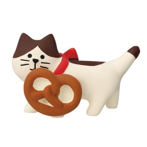 DECOLE | Concombre Yamaneko Figurine Bread Carrying Kitten Pretzel 2.8 x 4.4 x 2.4cm - 47315